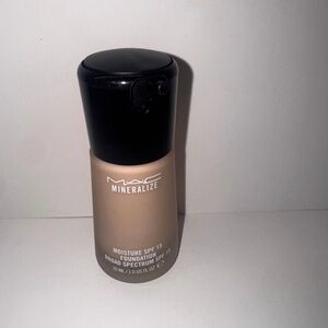 MAC Cosmetics Mineralize Moisture Foundation In NW13